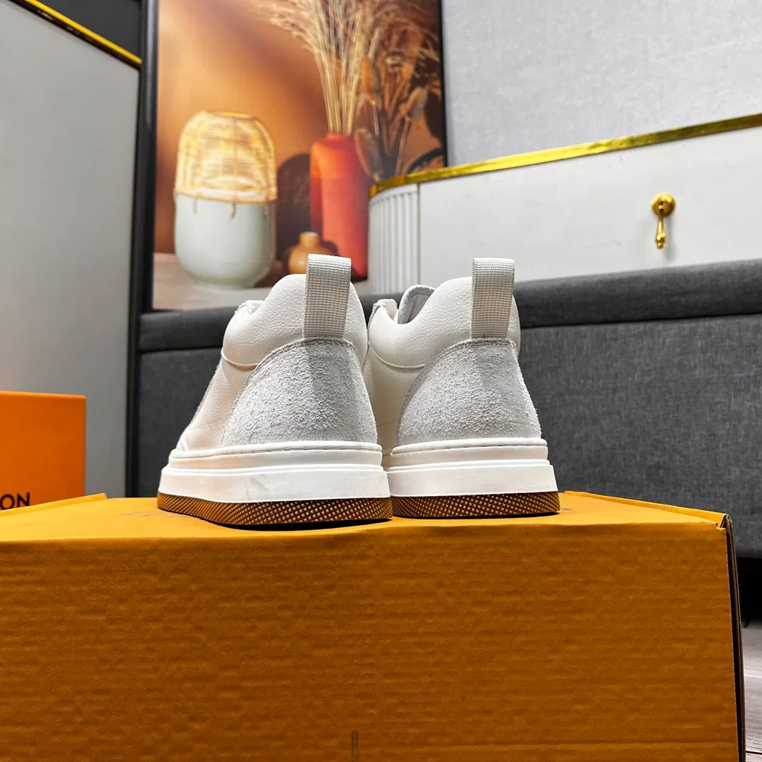 Factory price: 460💰LV's new casual high-top men's shoes👉 👉 Fashionable and versatile, 💞 Simple and elegant style, 🔊 The fabric is made of imported cowhide, ☑️breathable mesh lining, original wear-resistant rubber outsole, exclusive new style, taken in kind, five colors available, code number: 38-44, (45 can be customized)